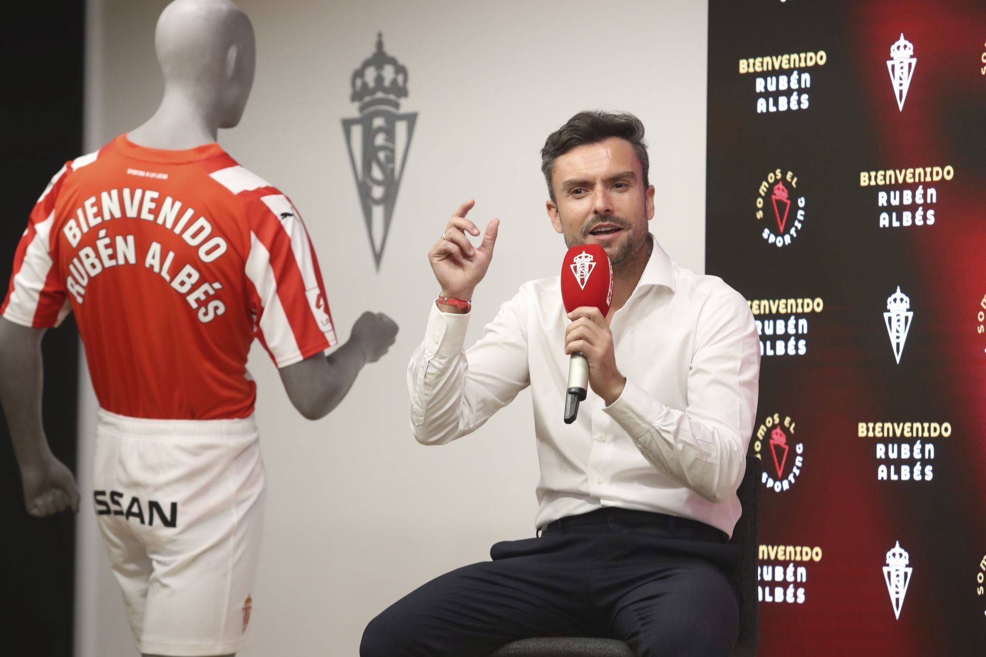 La presentación de Rubén Albés como entrenador del Sporting, en imágenes