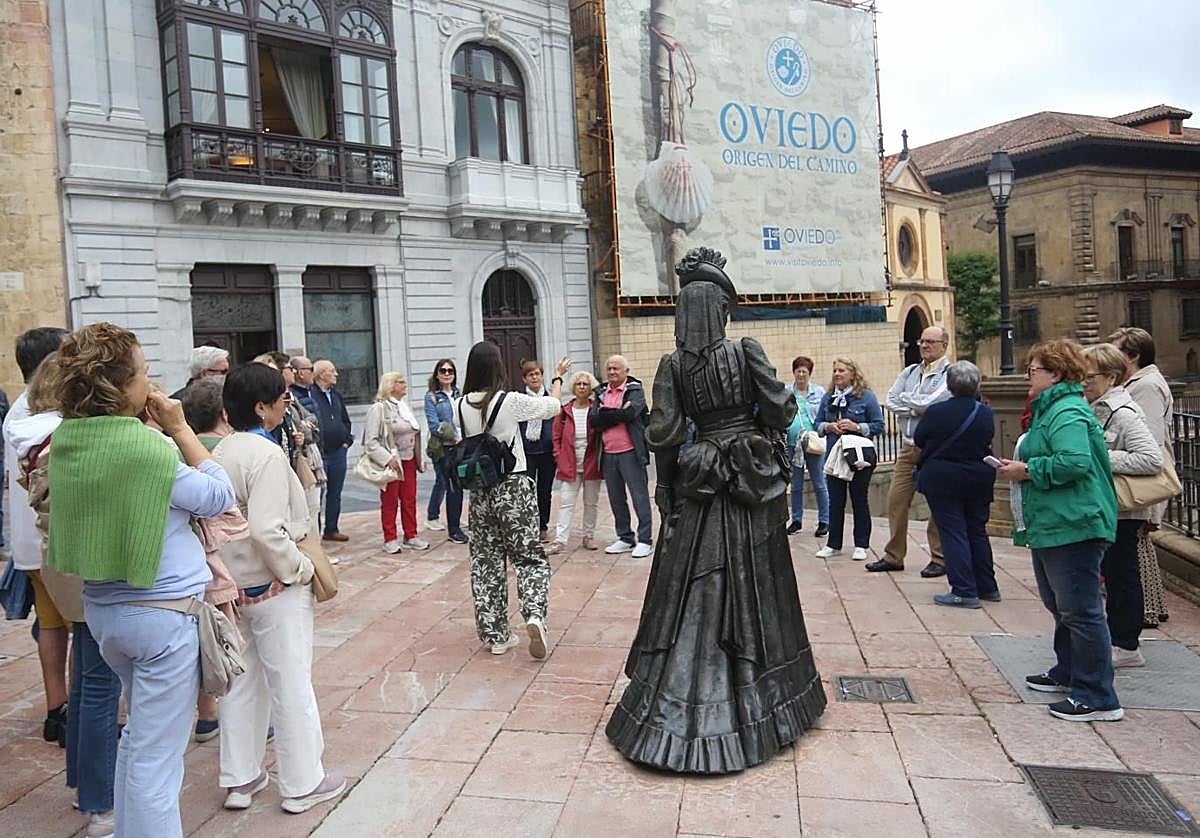 Un grupo de turistas en Oviedo.