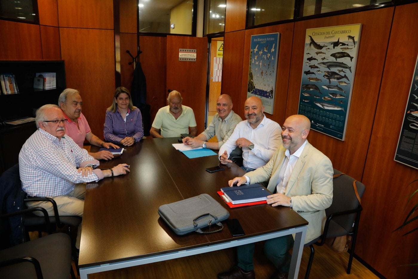 Por la derecha, los ediles Rodrigo Pintueles y Guzmán Pendás, en la reunión con las asociaciones El Fumeru y La Serena de El Llano.