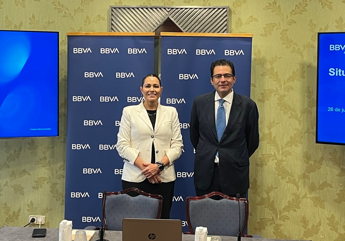 Guadalupe Hernández, directora territorial de BBVA en Asturias, y Miguel Cardoso, economista jefe de BBVA Research para España