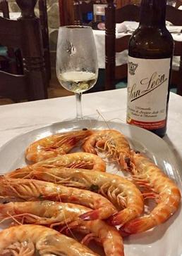 Imagen - Langostinos de Sanlúcar de Barrameda acompañados de una copita de manzanilla.