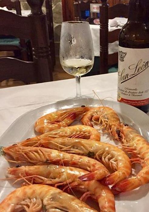 Imagen - Langostinos de Sanlúcar de Barrameda acompañados de una copita de manzanilla.