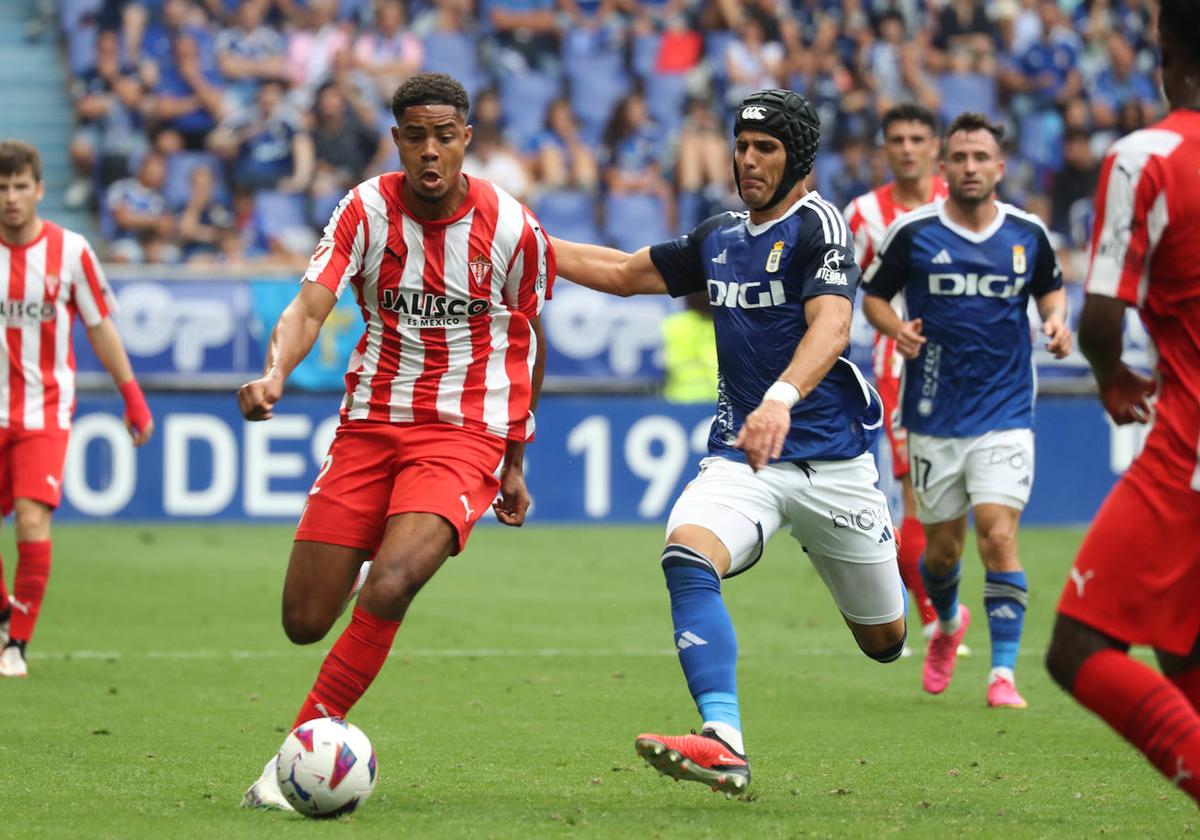 Varane y Luismo pugnan por un balón en el último partido entre el Real Oviedo y el Sporting disputado en el Carlos Tartiere.