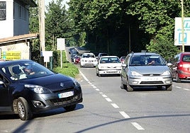 Tráfico intenso en la carretera de Celorio, en Llanes.