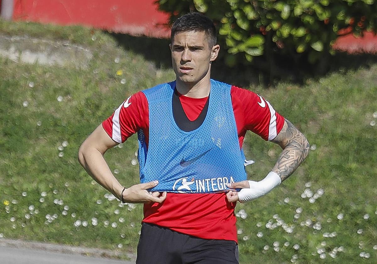 Djuka, durante un entrenamiento en Mareo con el Sporting.