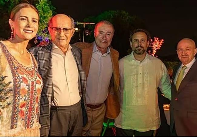 El segundo por la izquierda, Pérez Simón. A su derecha, Quirino Ordaz y, a la derecha del todo, Salinas de Gortari.