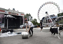 Varios trabajadores ultiman los preparativos para que hoy mismo dé comienzo el festival con todo a punto.