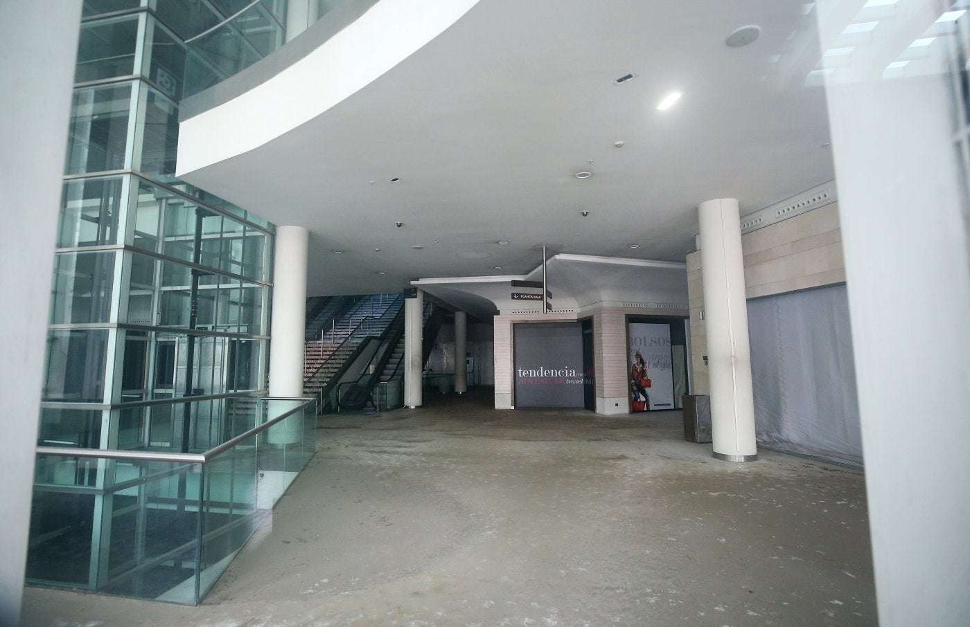 El interior del centro comercial del Calatrava, cerrado desde hace cinco años.