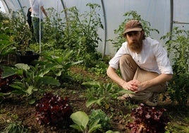 El chef Iñaki Gómez, en el huerto que cultiva cerca de su restaurante maliayo Alenda.