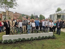 Representantes municipales de varios ayuntamientos de Asturias, la familia de Aníbal Vázquez, el presidente Adrián Barbón, la ministra Sira Rego y demás autoridades.