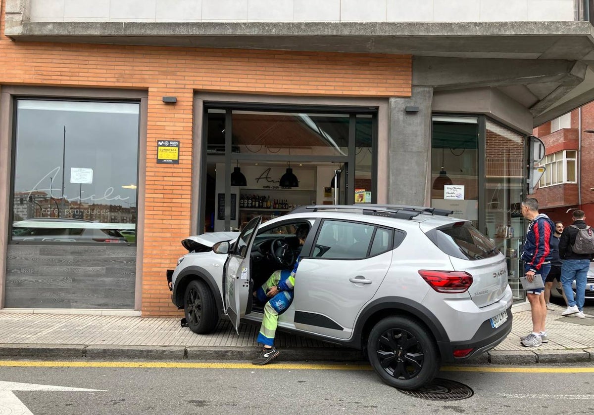 El coche empotrado contra la fachada de la cafetería, en la plaza Padre Máximo González.