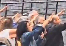 Un grupo de personas canta el 'Cara al sol' en Gijón a plena luz del día