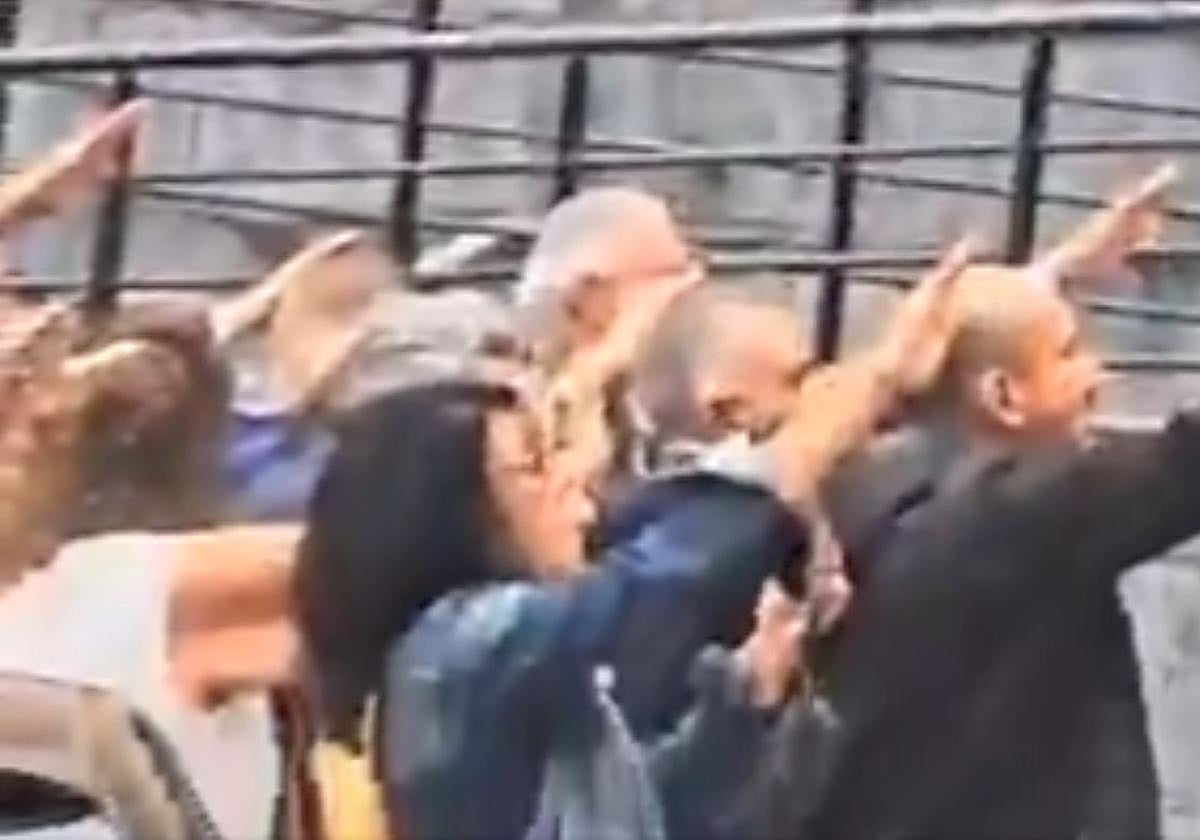 Un grupo de personas canta el 'Cara al sol' en Gijón a plena luz del día