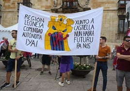 Concentración de leonesistas el miércoles, cuando la Diputación de León aprobó la moción para reivindicar una autonomía propia.