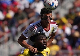Yordan Osorio salta sobre Jordy Caicedo en el partido entre Venezuela y Ecuador de la Copa América.