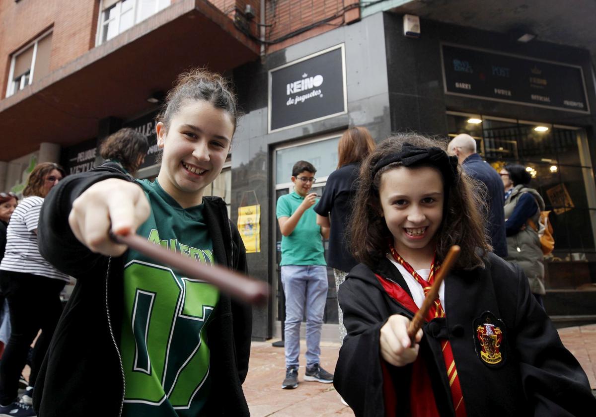 Dos jóvenes con indumentarias inspiradas en la saga, durante la inauguración de la tienda especializada en el universo 'Harry Potter'.