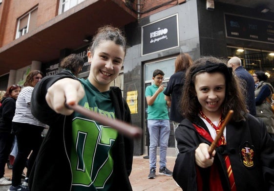 Dos jóvenes con indumentarias inspiradas en la saga, durante la inauguración de la tienda especializada en el universo 'Harry Potter'.