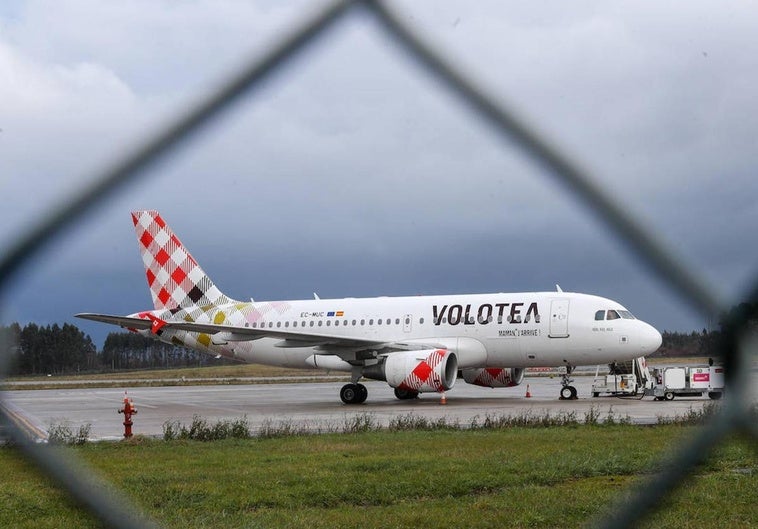 Un avión de Volotea en el aeropuerto de Asturias.