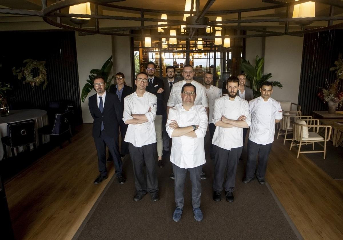 Javier Loya y parte del equipo que se encargará de la cena-cóctel que seguirá a la entrega de las Calderetas de don Calixto en Deloya Latores, en Oviedo.