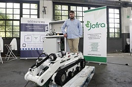 Javier Labrada, CEO de Seerstems, con el robot, en las jornadas de Defensa que se celebraron esta semana en la Fábrica de Armas de La Vega, en Oviedo.