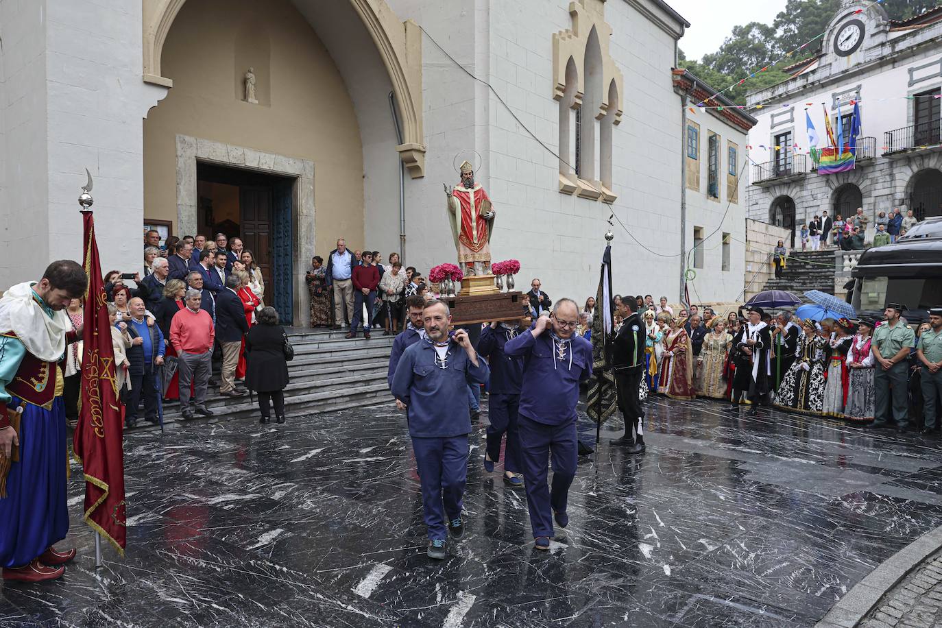 Cudillero brilla por San Pedro: las imágenes una Amuravela multitudinaria
