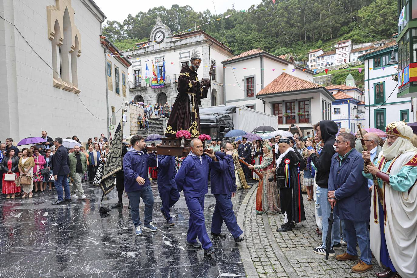 Cudillero brilla por San Pedro: las imágenes una Amuravela multitudinaria