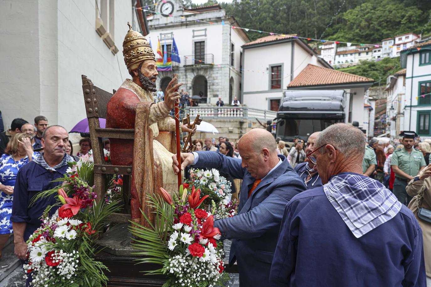 Cudillero brilla por San Pedro: las imágenes una Amuravela multitudinaria