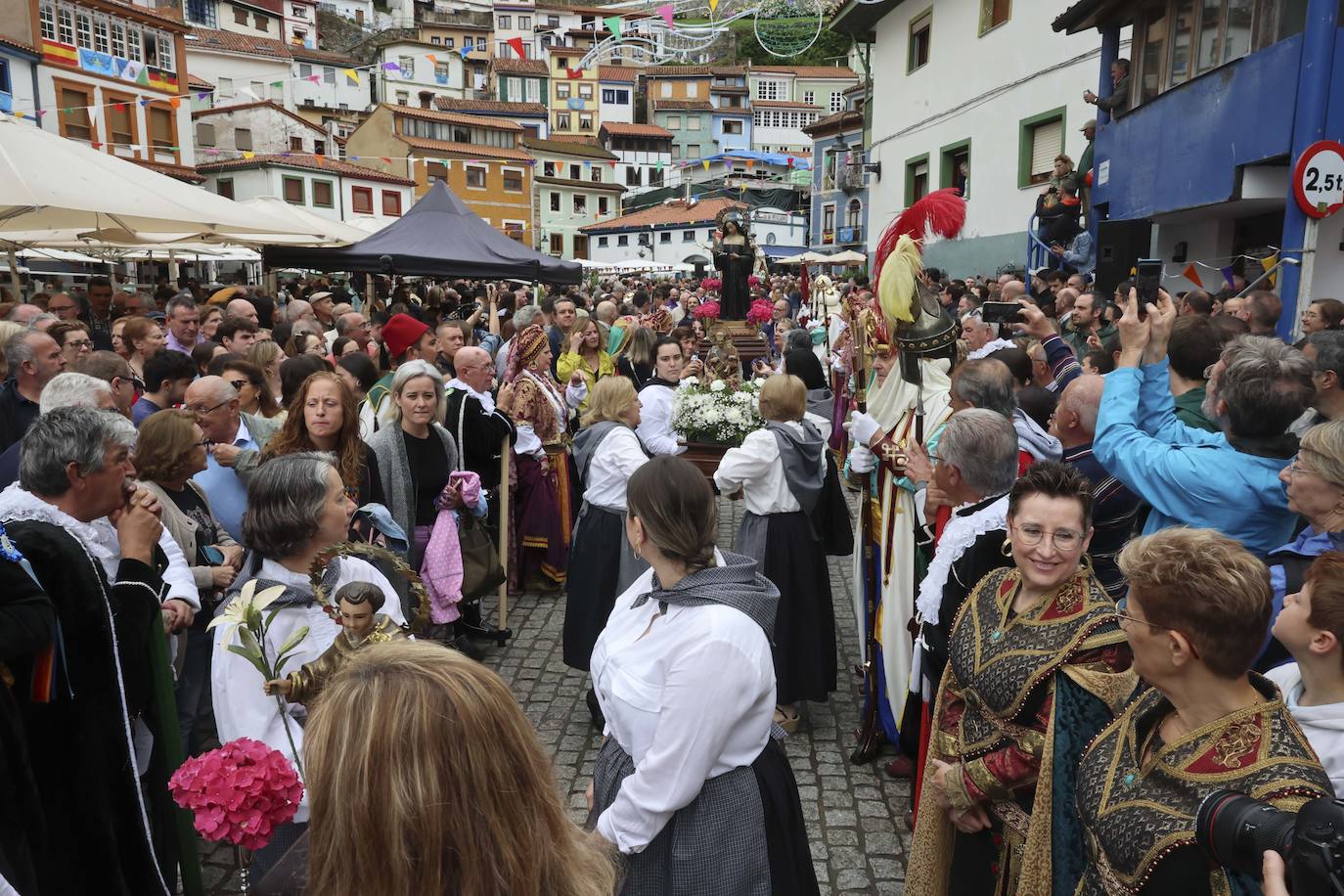 Cudillero brilla por San Pedro: las imágenes una Amuravela multitudinaria