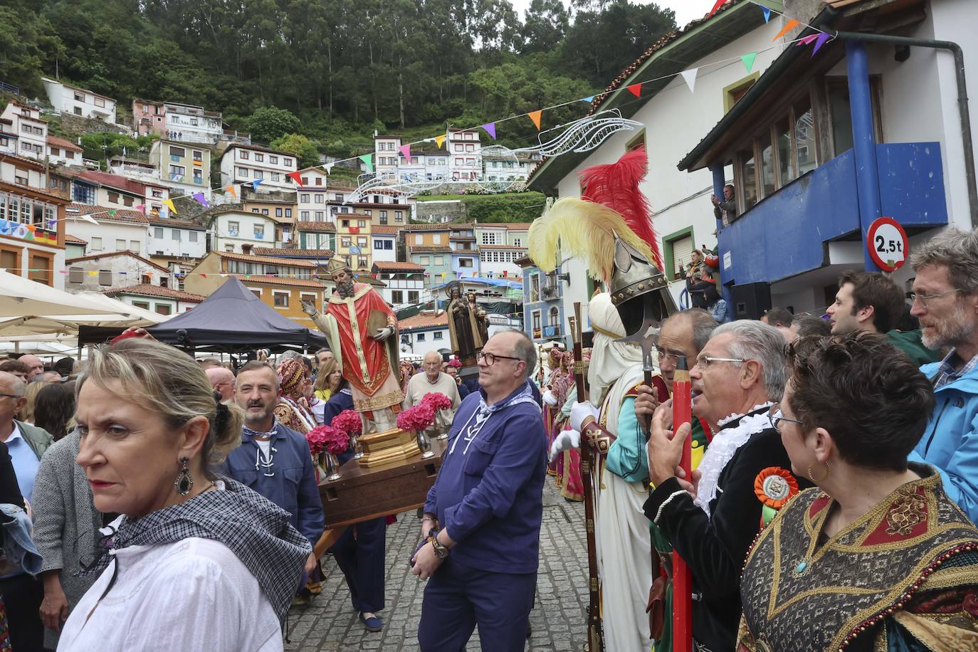 Cudillero brilla por San Pedro: las imágenes una Amuravela multitudinaria