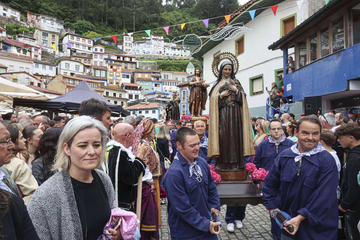 Cudillero brilla por San Pedro: las imágenes una Amuravela multitudinaria