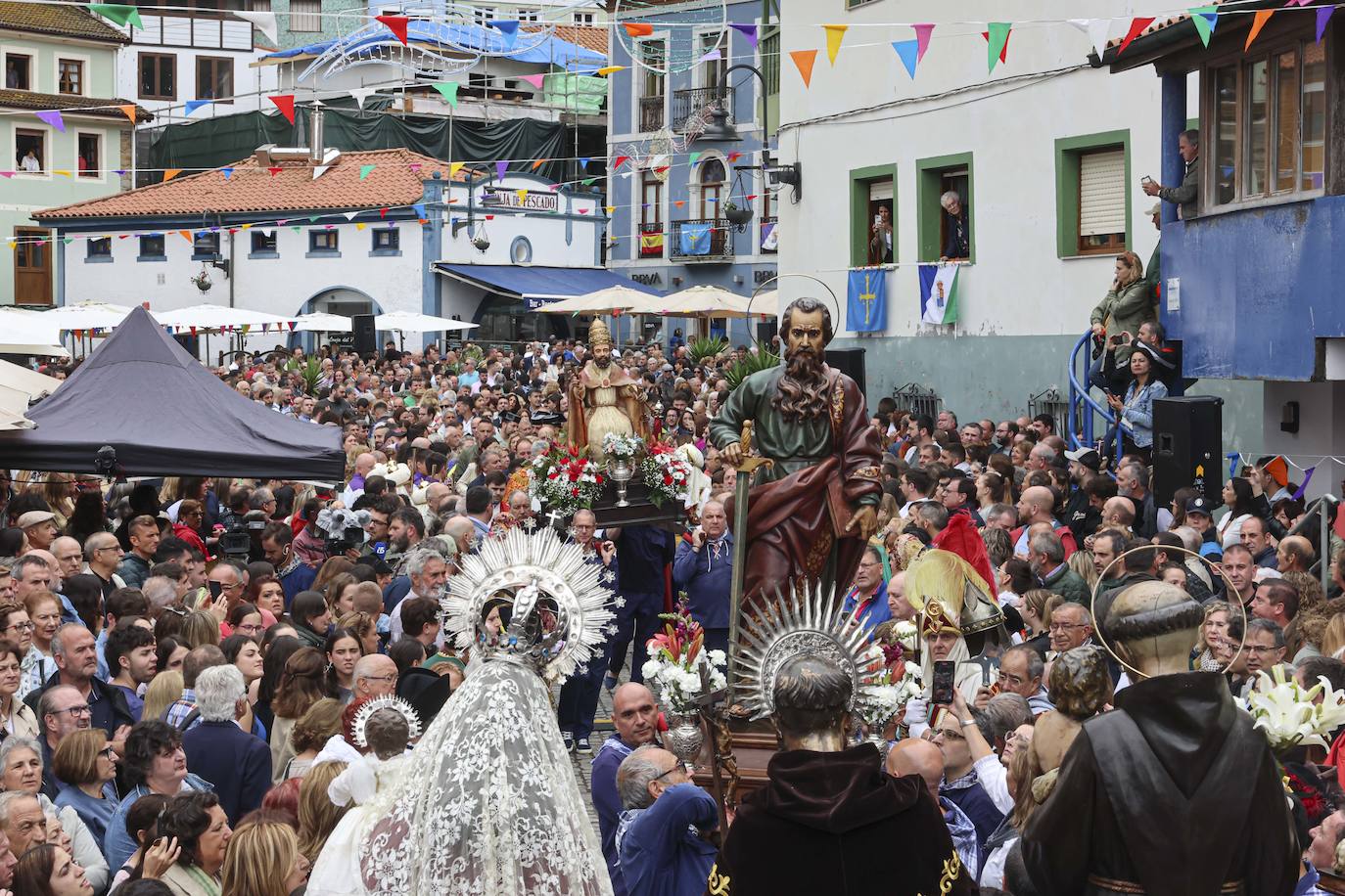 Cudillero brilla por San Pedro: las imágenes una Amuravela multitudinaria