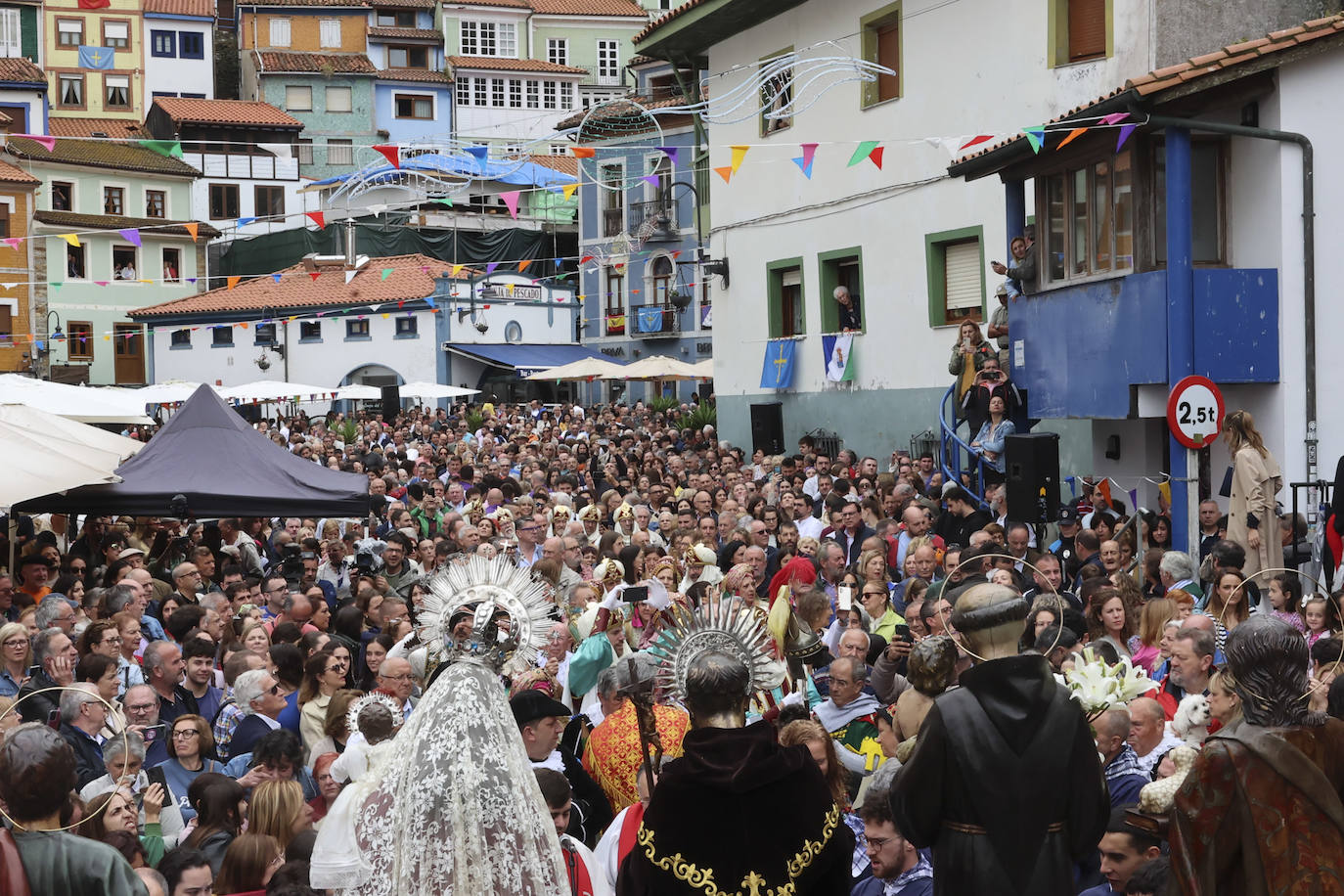 Cudillero brilla por San Pedro: las imágenes una Amuravela multitudinaria