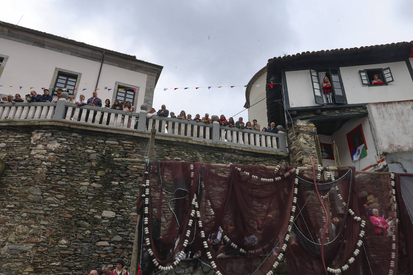 Cudillero brilla por San Pedro: las imágenes una Amuravela multitudinaria