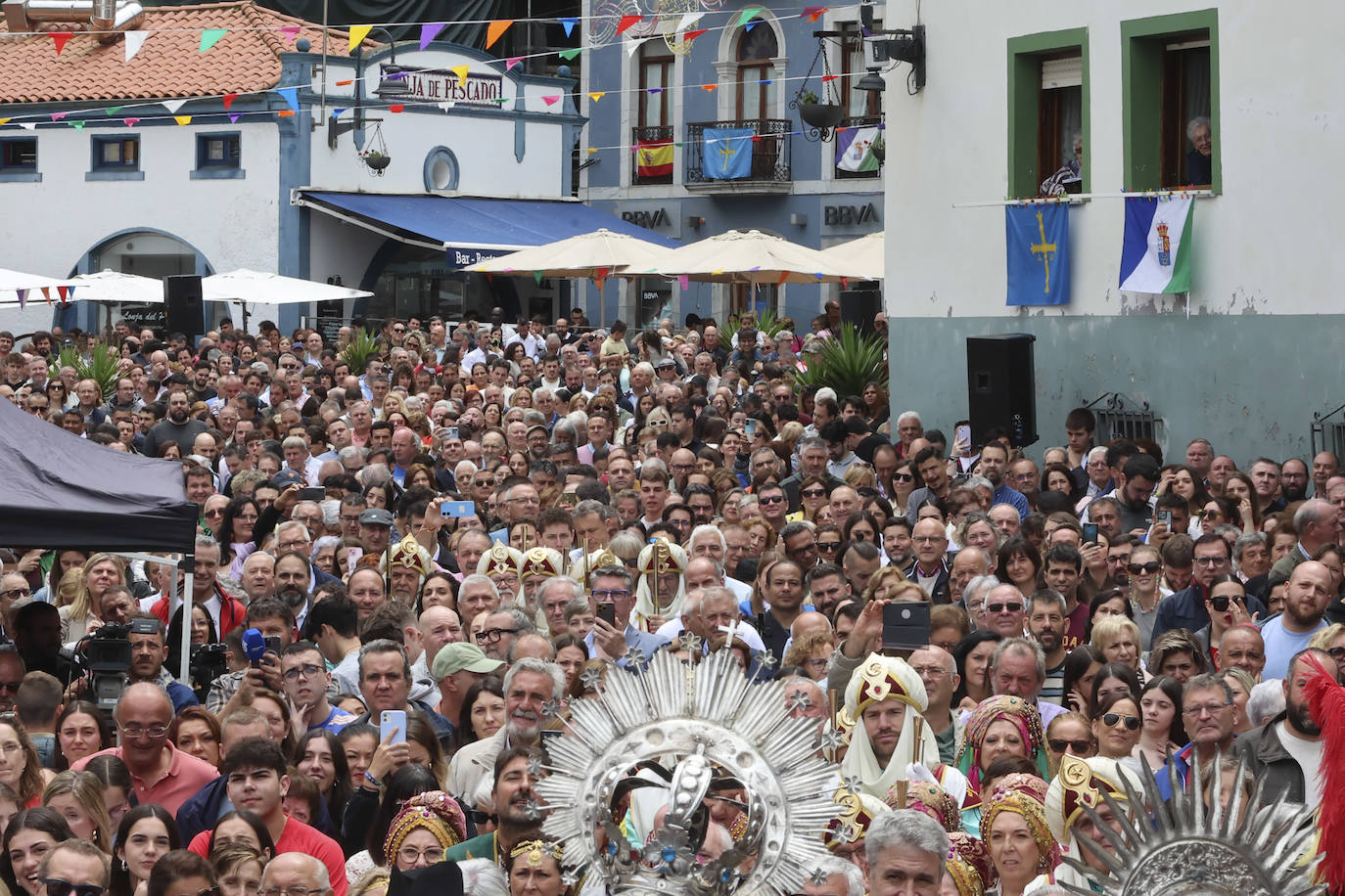 Cudillero brilla por San Pedro: las imágenes una Amuravela multitudinaria