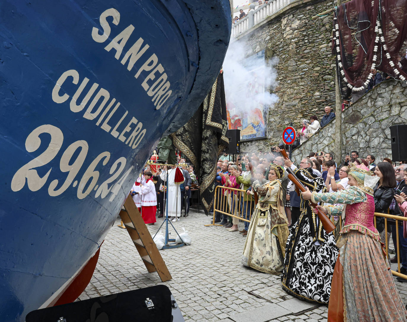 Cudillero brilla por San Pedro: las imágenes una Amuravela multitudinaria