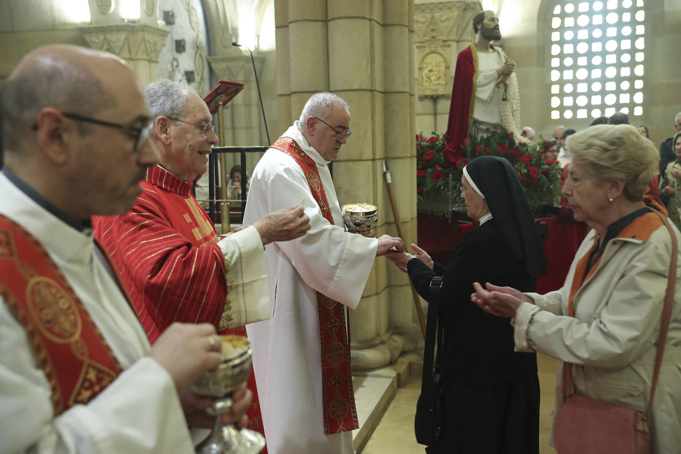 Gijón inicia los festejos por San Pedro con la bendición de las aguas