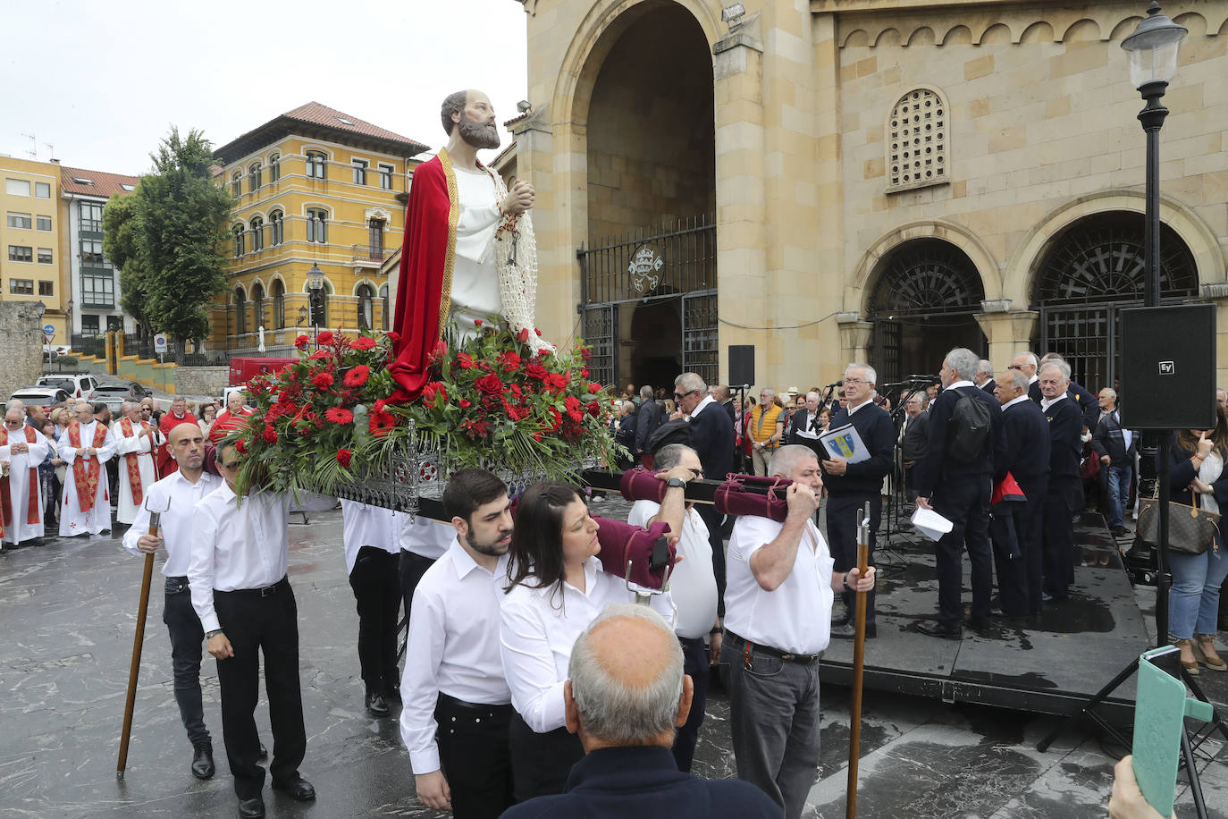 Gijón inicia los festejos por San Pedro con la bendición de las aguas