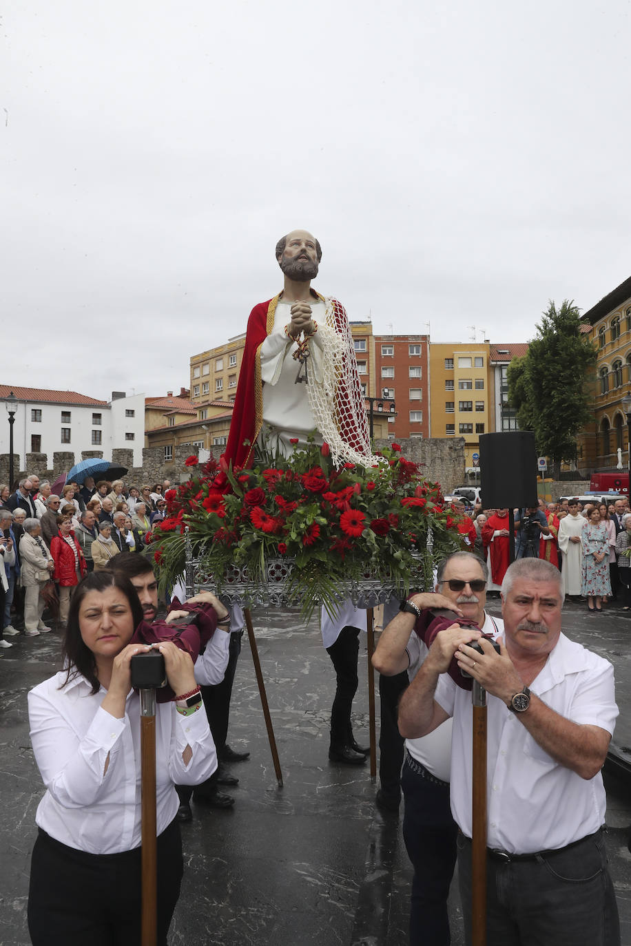 Gijón inicia los festejos por San Pedro con la bendición de las aguas