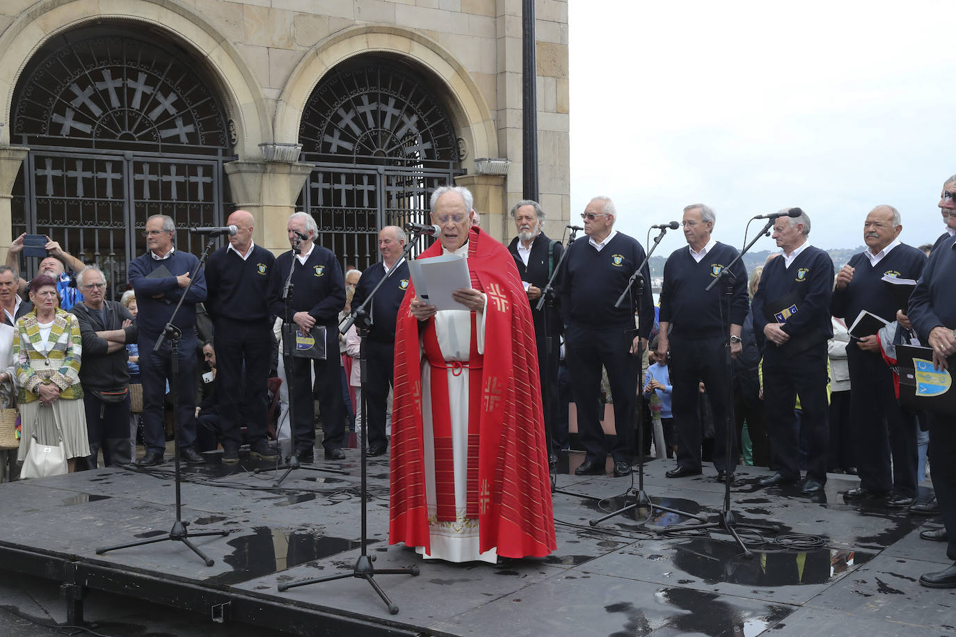 Gijón inicia los festejos por San Pedro con la bendición de las aguas