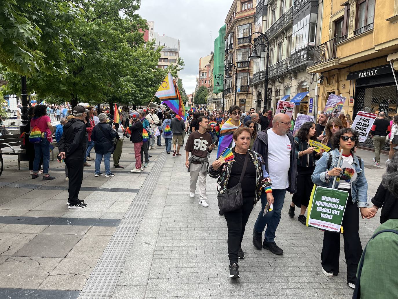 Las calles de Gijón se llenan de orgullo y de reivindicaciones a partes iguales