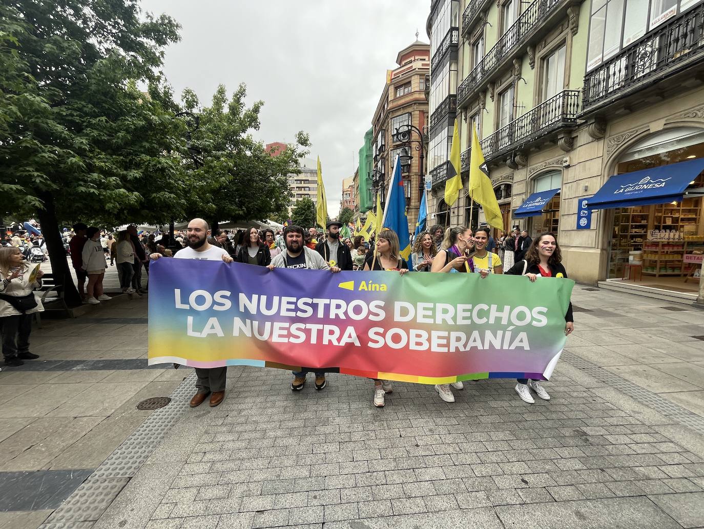 Las calles de Gijón se llenan de orgullo y de reivindicaciones a partes iguales