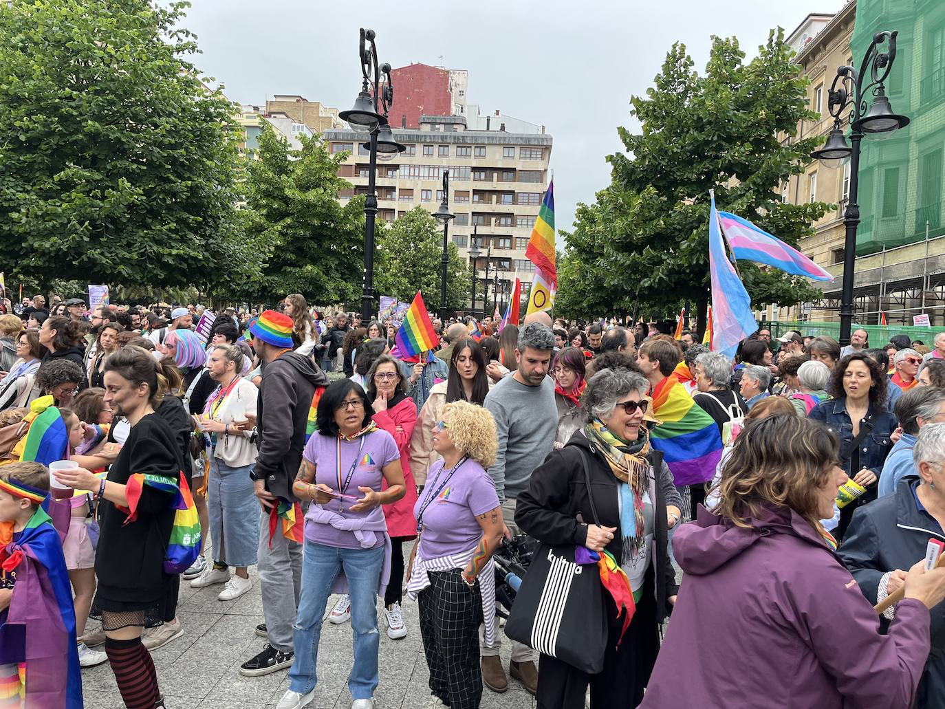 Las calles de Gijón se llenan de orgullo y de reivindicaciones a partes iguales