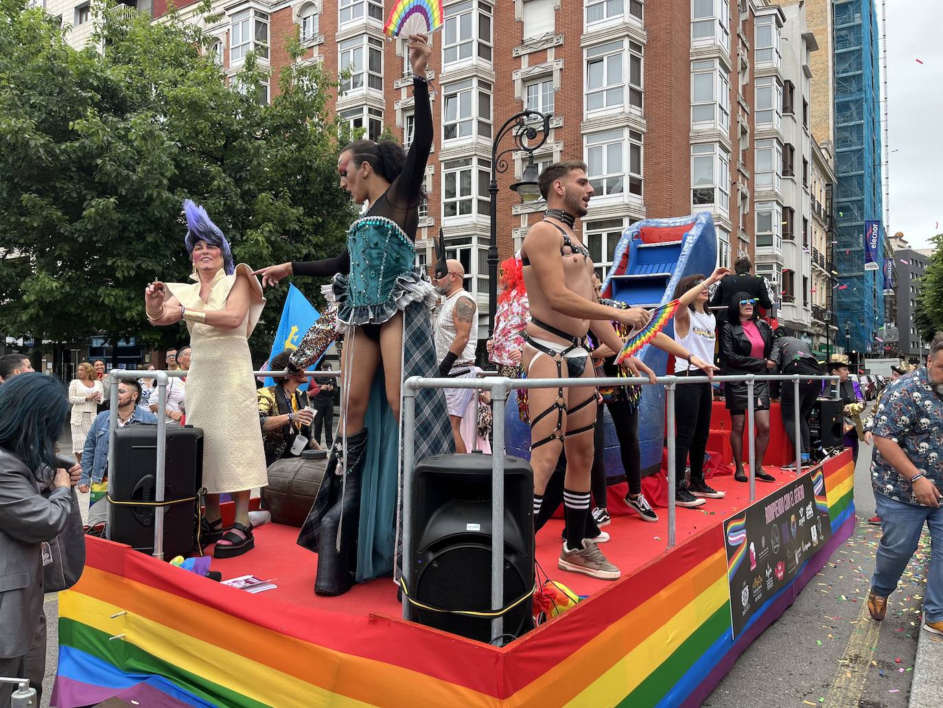 Las calles de Gijón se llenan de orgullo y de reivindicaciones a partes iguales