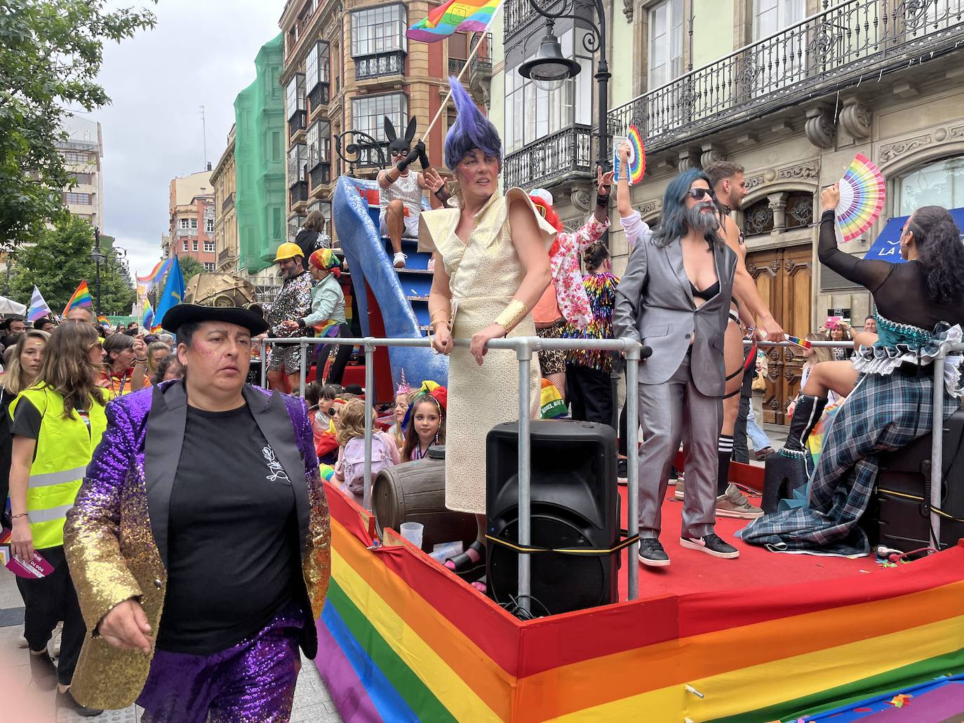 Las calles de Gijón se llenan de orgullo y de reivindicaciones a partes iguales