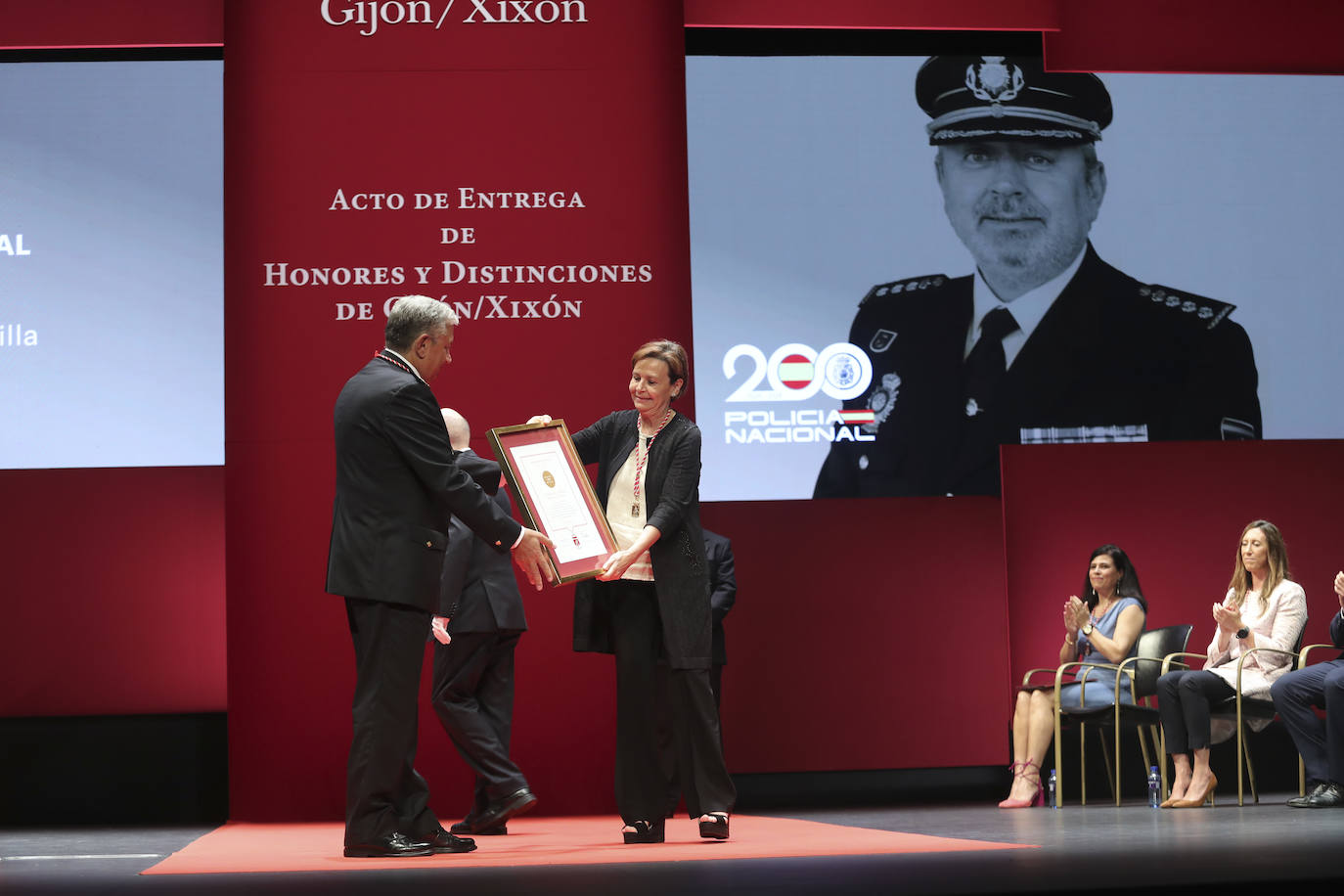 Honores y distinciones en Gijón: así fue la entrega de medallas de la ciudad