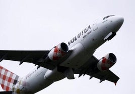 Un avión de Volotea despegando.