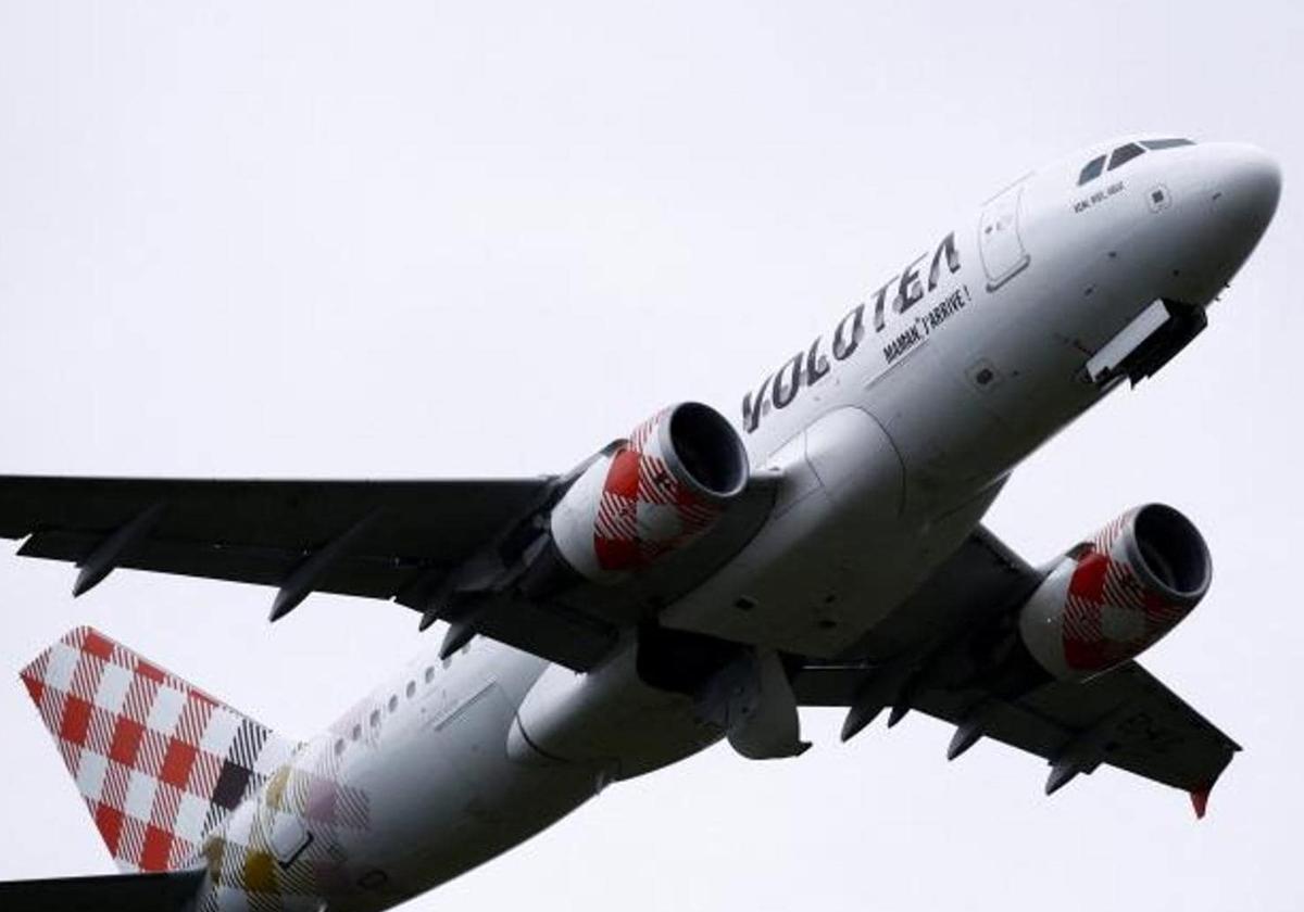 Un avión de Volotea despegando.