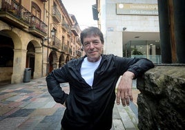 José Luis posa frente al Centro de Servicios Universitarios, que fue el Stampa.