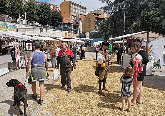 Mercado Clariniano, en la plaza Les Conserveres de Candás.
