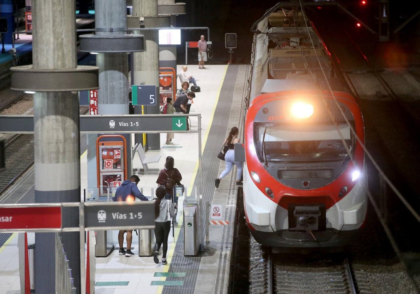 Renfe planea que su tren de bajo coste salga a las 19.25 horas de Gijón